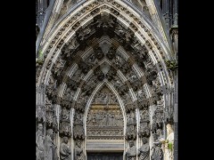 Toutes les entrées de cathédrales sont des sexes féminins avec clito orifice vaginal méat urinaire lèvres etc .. C'est tellement évident et ostentatoire que ça en devient obscène .. Et les portes arrière des sacristies sont des anus avec grelots et hémorroïdes .. Les tours-clochers sont évidemment des bites .. by Gobbo